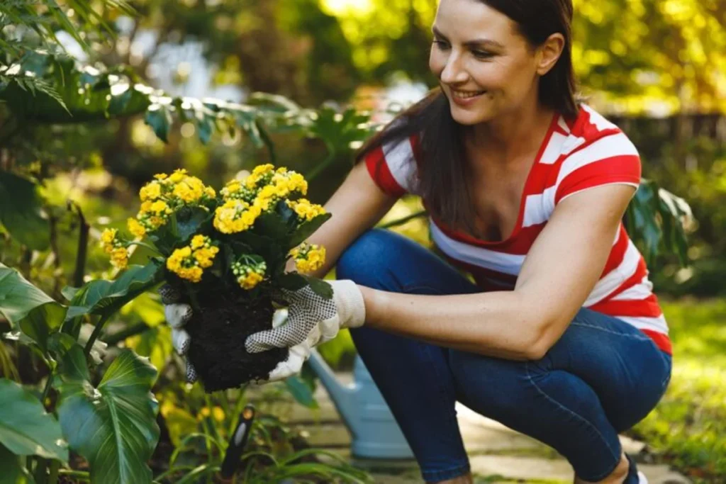 11 Flores para jardim de inverno: Cultivo fácil e resultado incrível 15 Mulher cuidando das flores para jardim de inverno